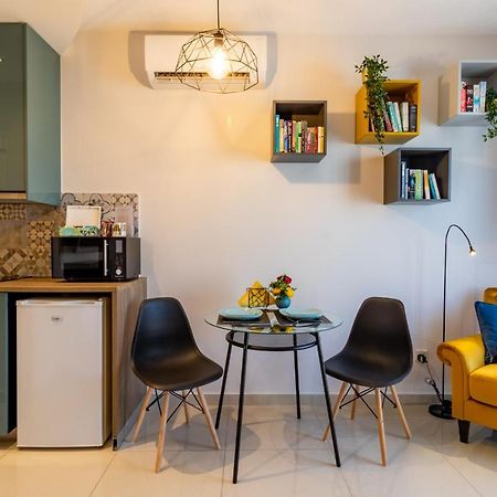 Light House - Seafront Cosy Studio With Library Paphos Exterior foto